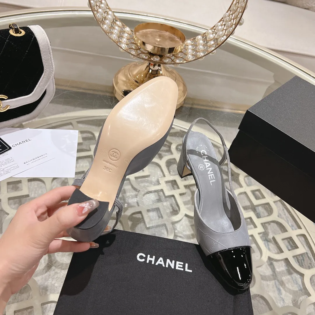 👟👟Ex-factory price 540👟👟 CHANEL Xiangjia 24vs spring and summer new fashion sandals series... Chanel is a very comprehensive noble fashion lifestyle brand. The same models are sold by major fashion bloggers and celebrities in Hong Kong, the United States, and other countries. They are simply beautiful. I fall in love with elegance and the playful sense of the future. I want to own them right away just by looking at them. But you can really think about a pair of exquisite high heels. This series is specially designed for extraordinary and indifferent ladies to create a unique overall effect. CHANEL designs products that inspire women to move forward and highlight their charm... 1️⃣Material: Original customized patent leather + imported sheepskin 2️⃣Inner lining: Original customized imported sheepskin 3️⃣Feet: Original customized imported sheepskin 4️⃣Outsole: Genuine leather sole imported from Italy 5️⃣Heel height: 2.5cm/6.5cm/9cm 6️⃣Number: 34-43 (34.40.41.42.43 customization is not returnable) 7️⃣Packaging: The latest and exquisite full set of packaging at the counter